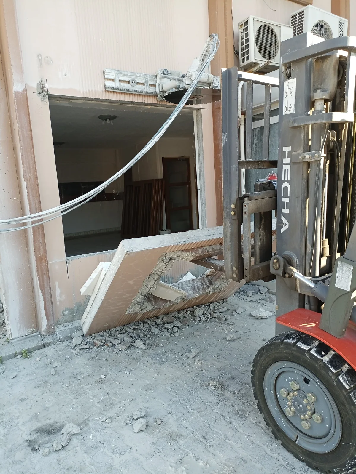 Beton kesme ekipmanı ve açıklık çevresindeki kontrollü saha koşulları.