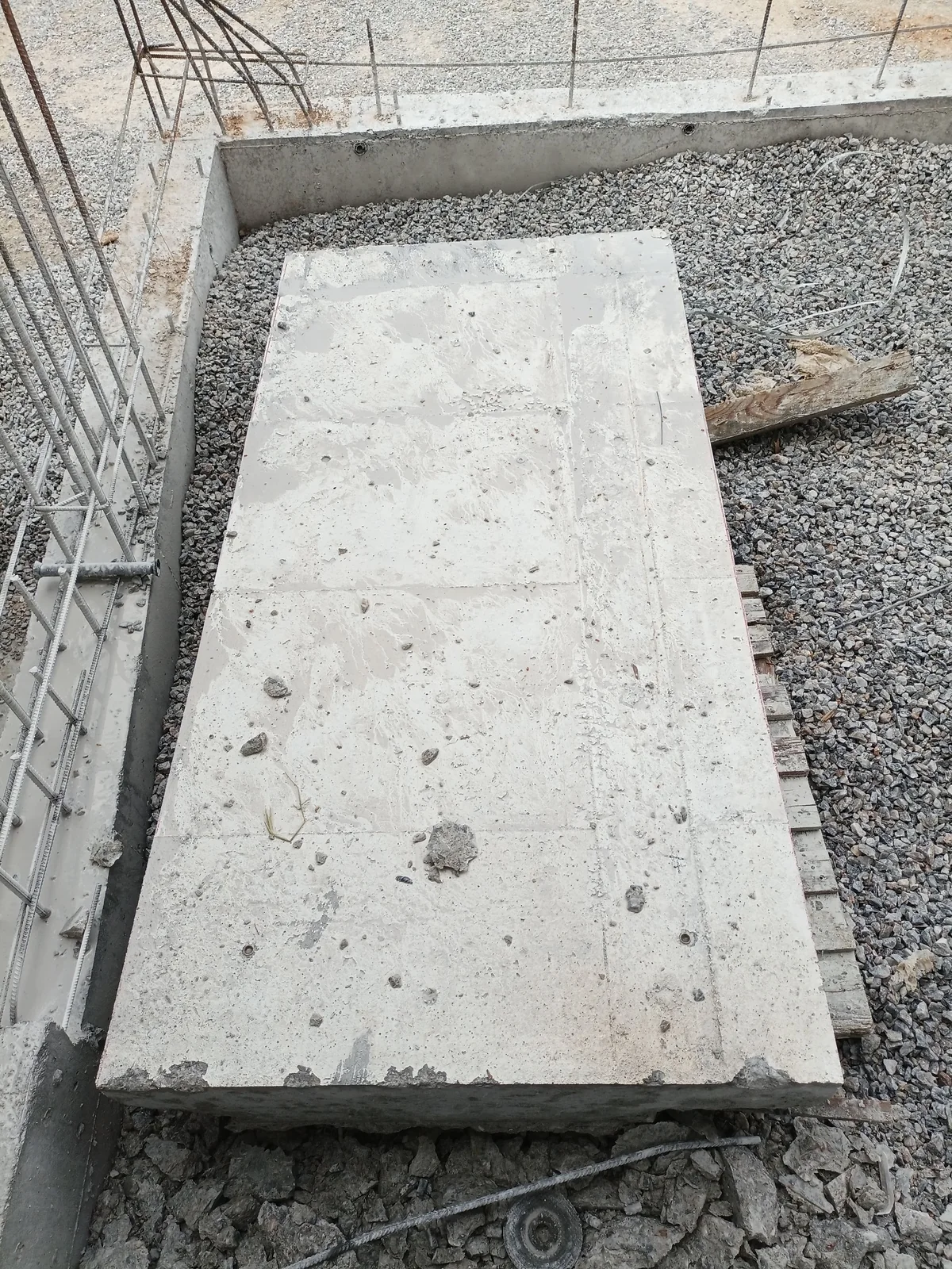 Kesilmiş beton plaka ve yüzey detayının görüldüğü saha karesi.