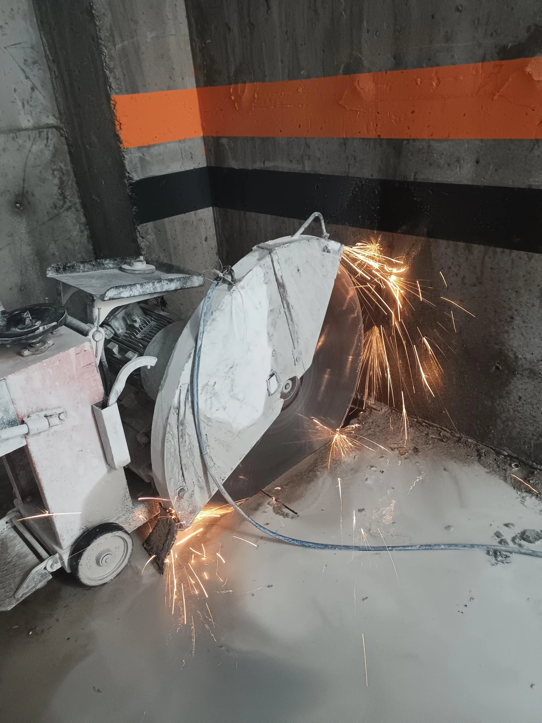 Kapalı alanda elmas diskle beton kesme sırasında gerçek saha görünümü.