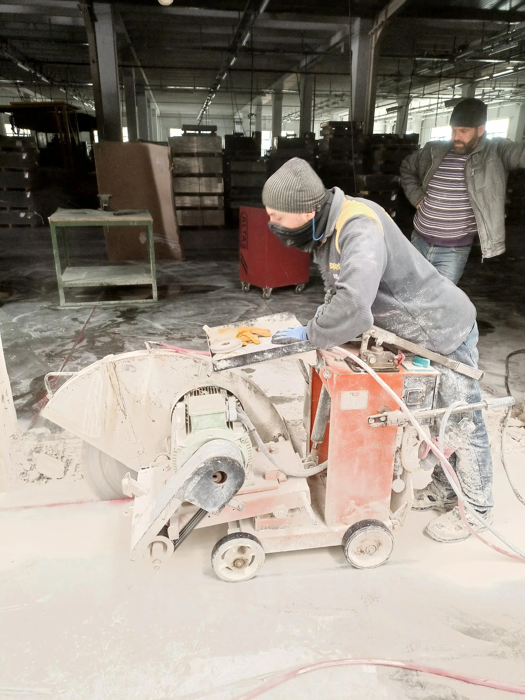 Kapalı alanda tekerlekli testere ile beton zemin kesme uygulaması.
