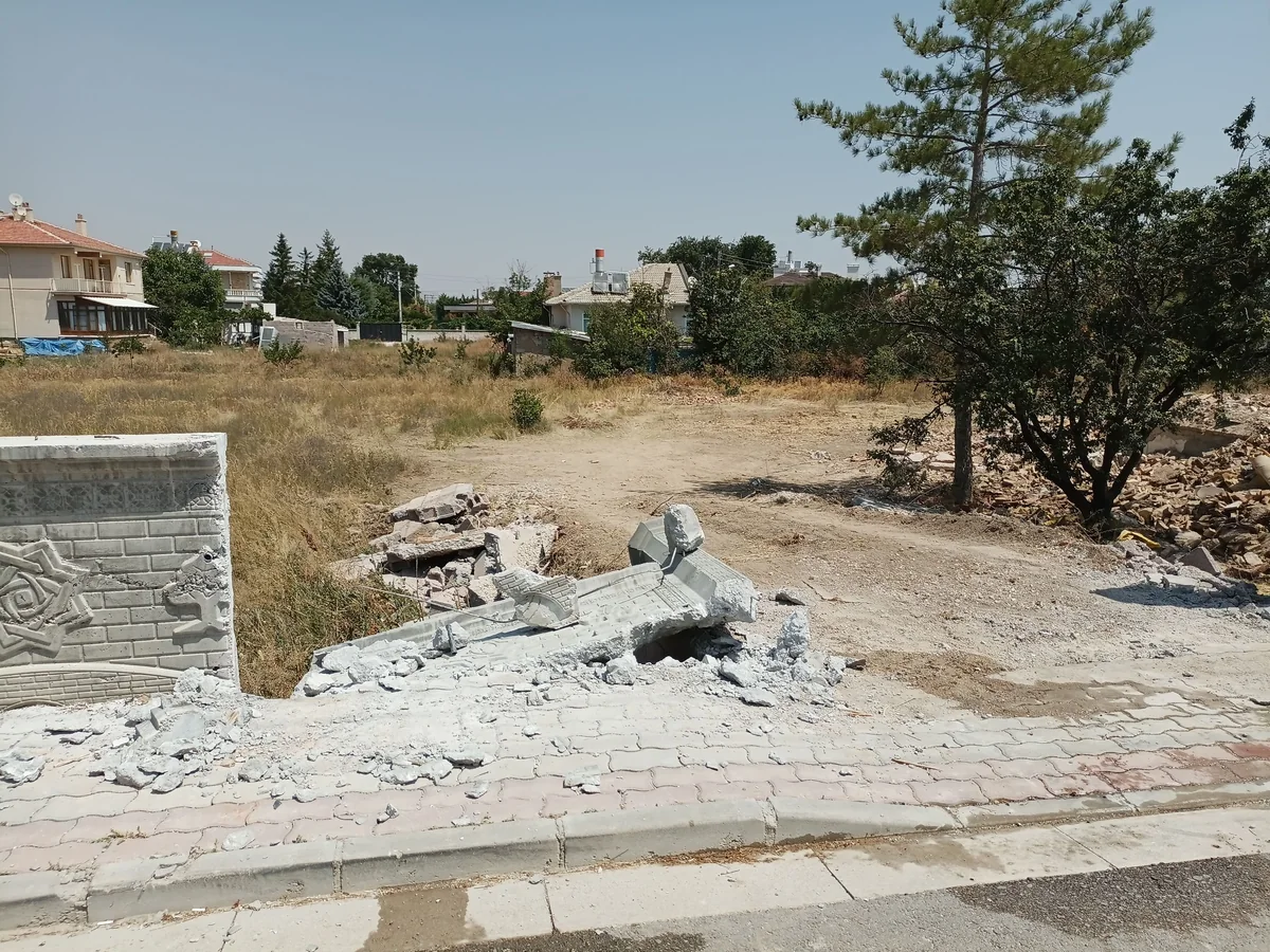 Dış sahada kırılmış beton parçalarının ve uygulama alanının görünümü.