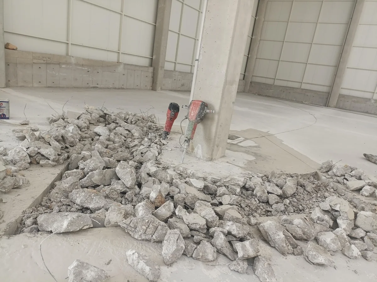 İç mekânda beton kırma sonrası oluşan moloz yığını.