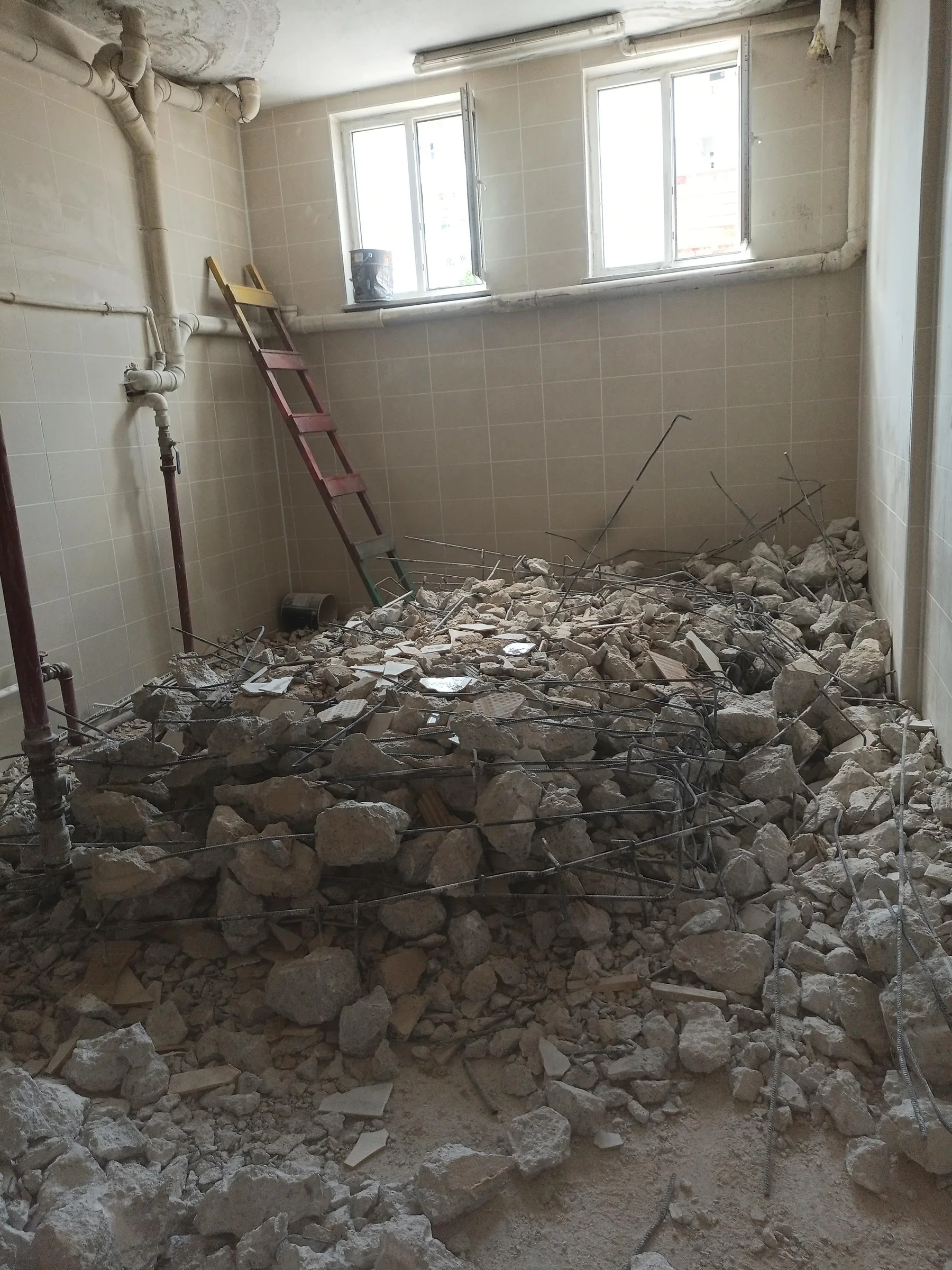 Kontrollü beton kırma ve söküm sonrası gerçek saha görünümü.