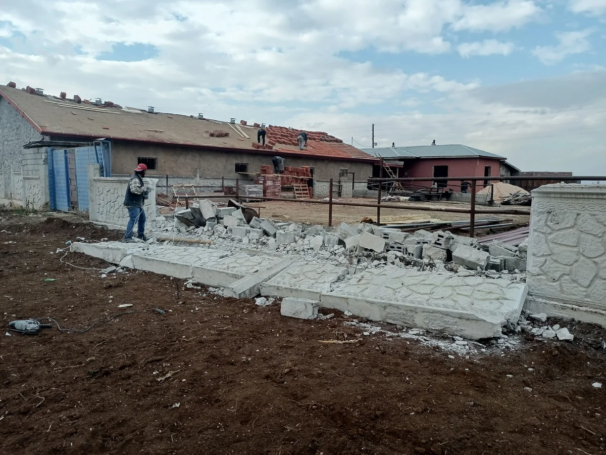 Açık sahada kırılmış beton duvar ve söküm sonrası malzeme görünümü.