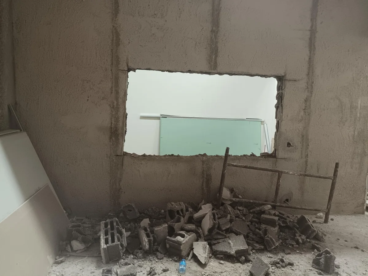 Betonarme duvarda temiz dikdörtgen açıklık ve kesim kenarları.