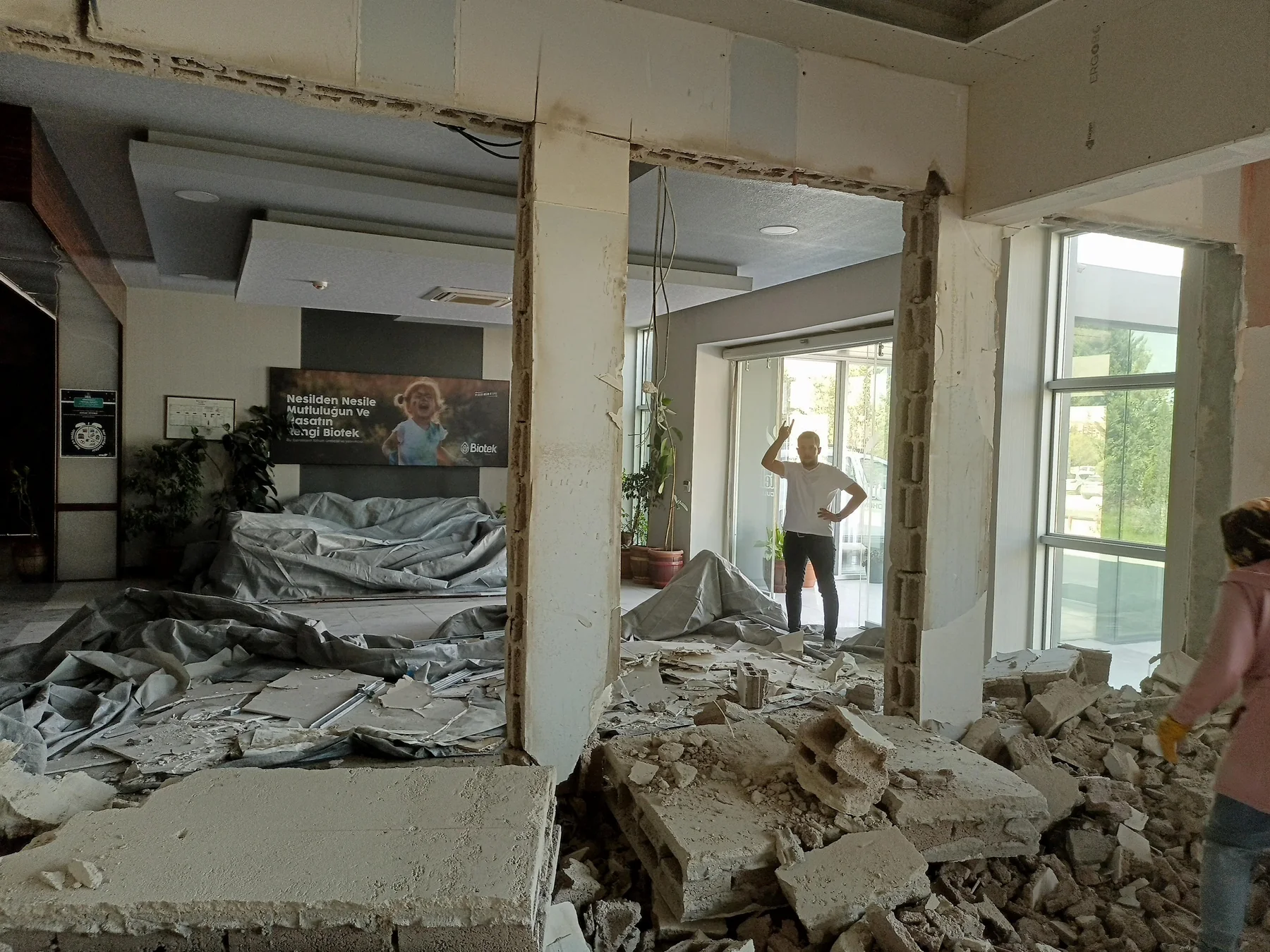 İç mekânda betonarme bölme kaldırma ve açıklık oluşturma uygulaması.