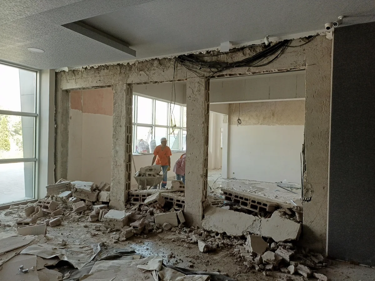 Beton bölme üzerinde kontrollü kesim ve söküm sonrası geniş açıklık.