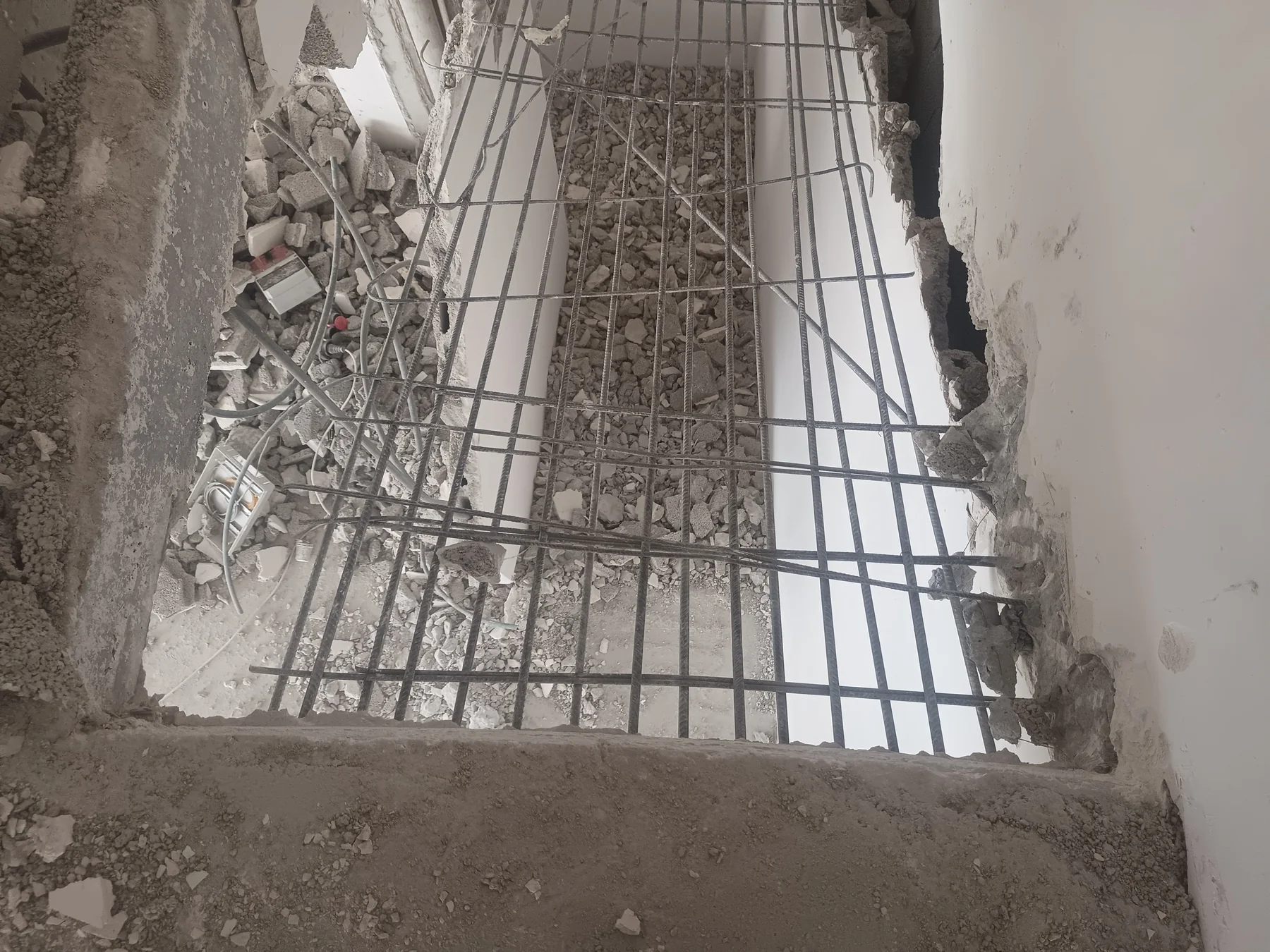 Açıklık çevresinde düzenli filiz donatıları ve betonarme bağlantı detayı.