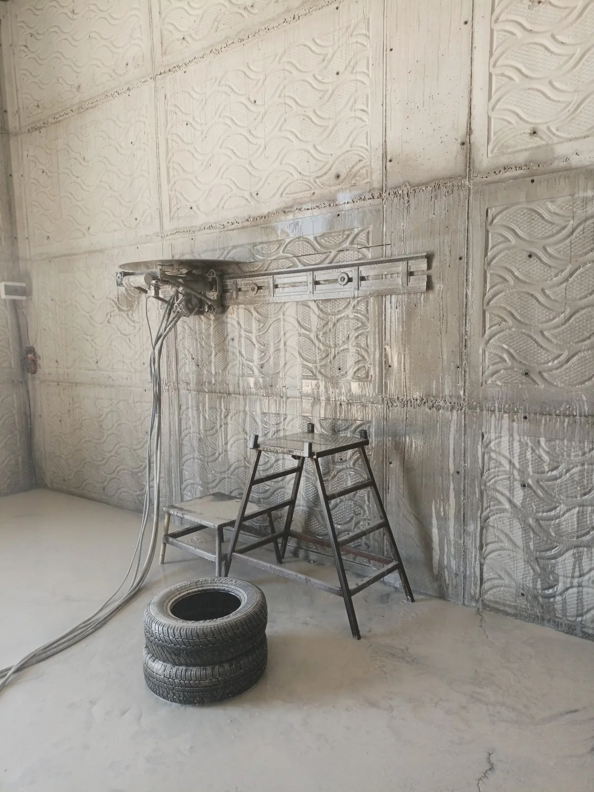 Beton yüzeyde dairesel delik açma hazırlığı ve ekipman.