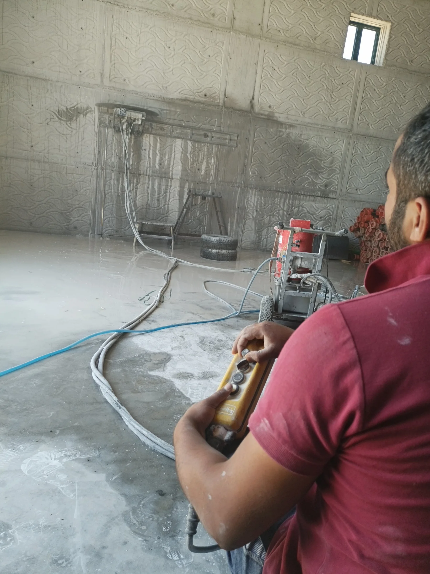 Beton delme ekipmanı ve hortumlarıyla uygulama hazırlığı.