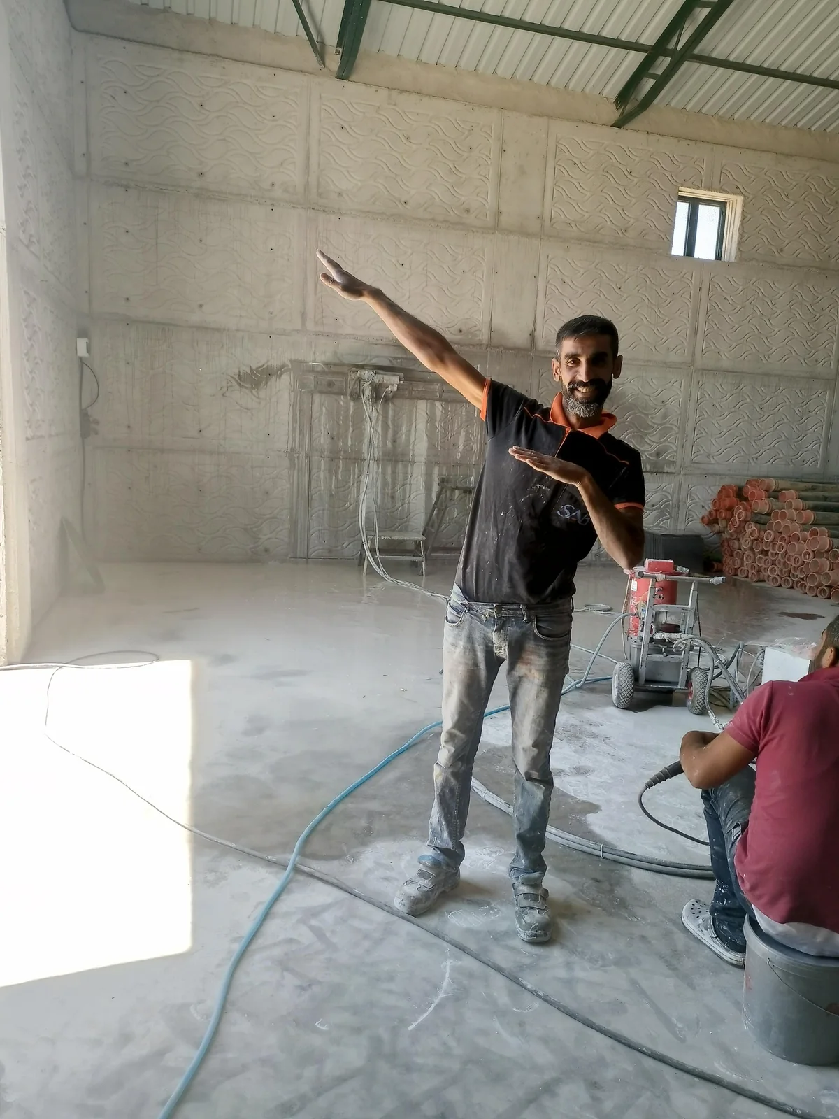 Betonarme yüzeyde kontrollü delme ekipmanı kullanan saha ekibi.