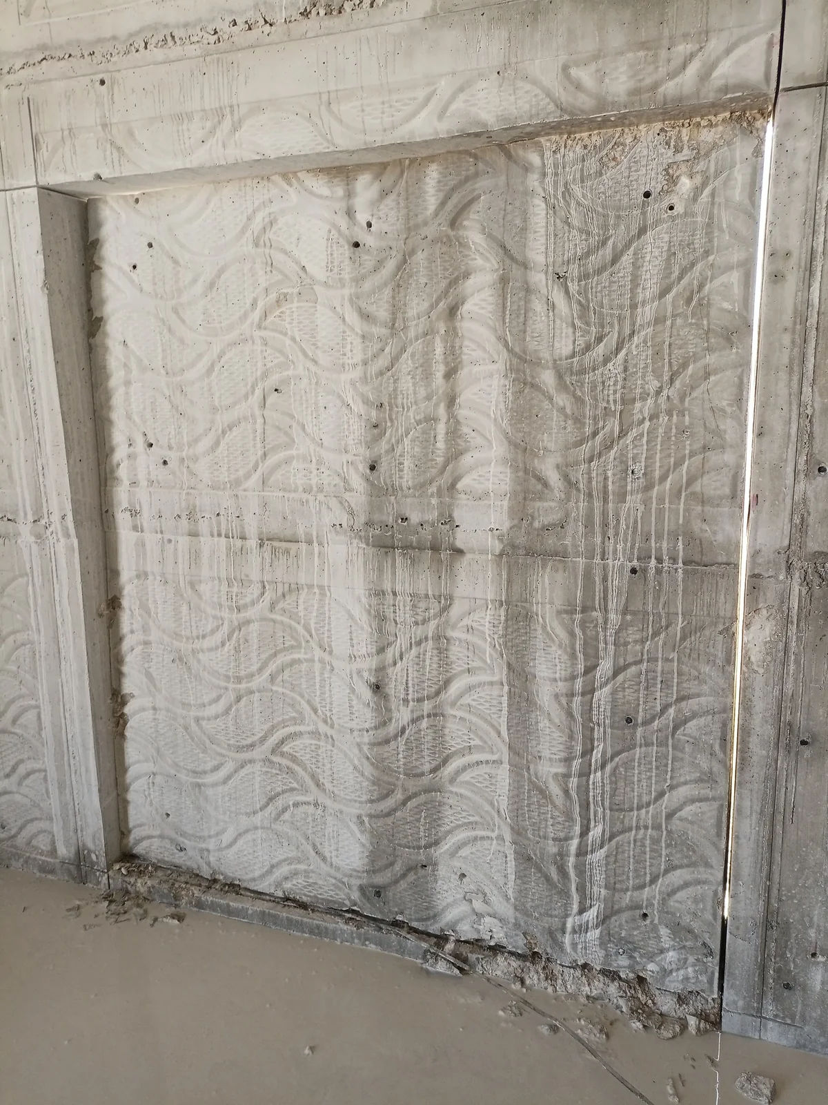 Beton yüzeyde açılan deliklerin görüldüğü uygulama alanı; ayrıntılı yöntem incelemesi gerekli.