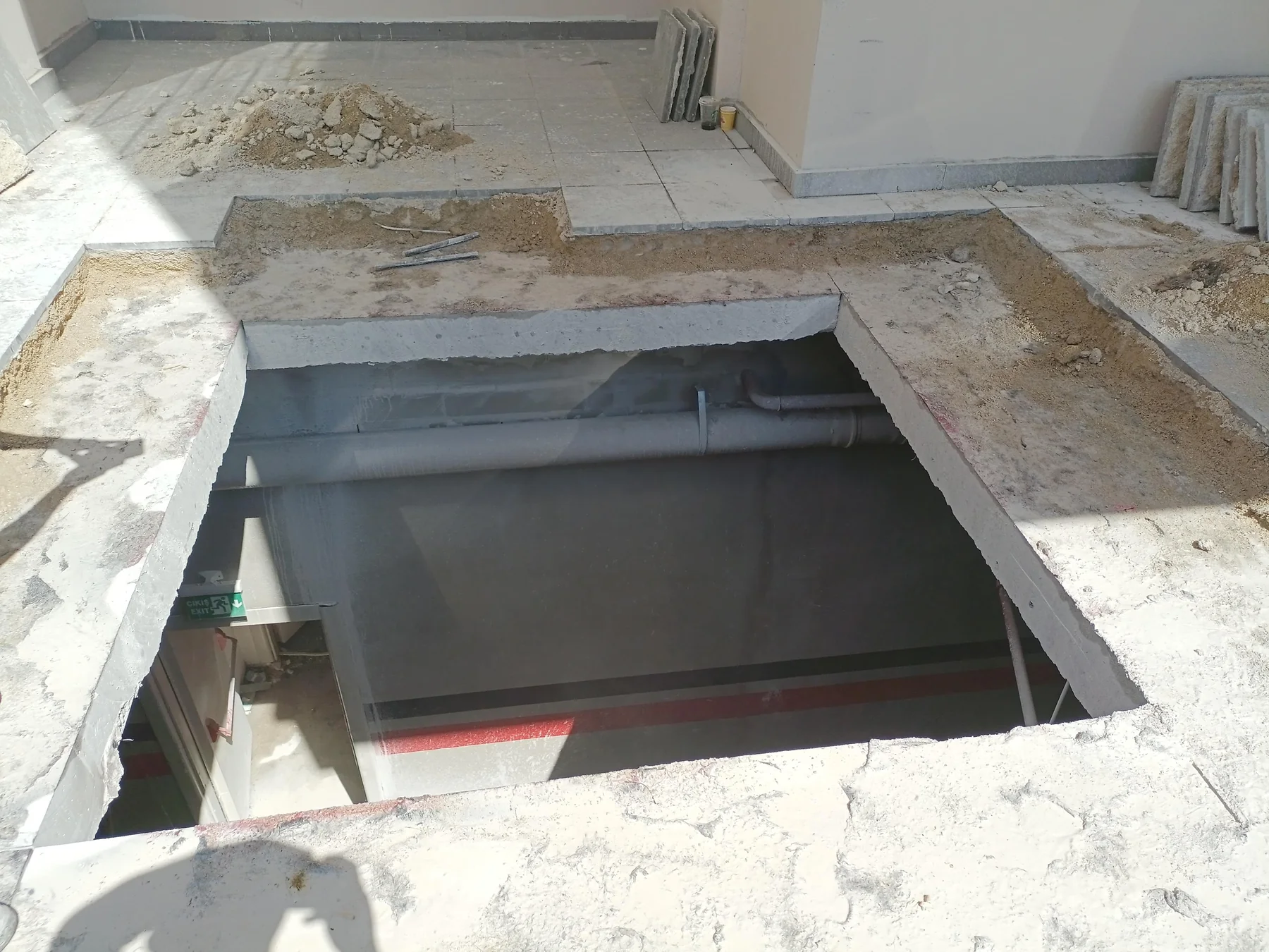 Beton döşemede geniş şaft boşluğu ve kesilmiş döşeme kenarları.