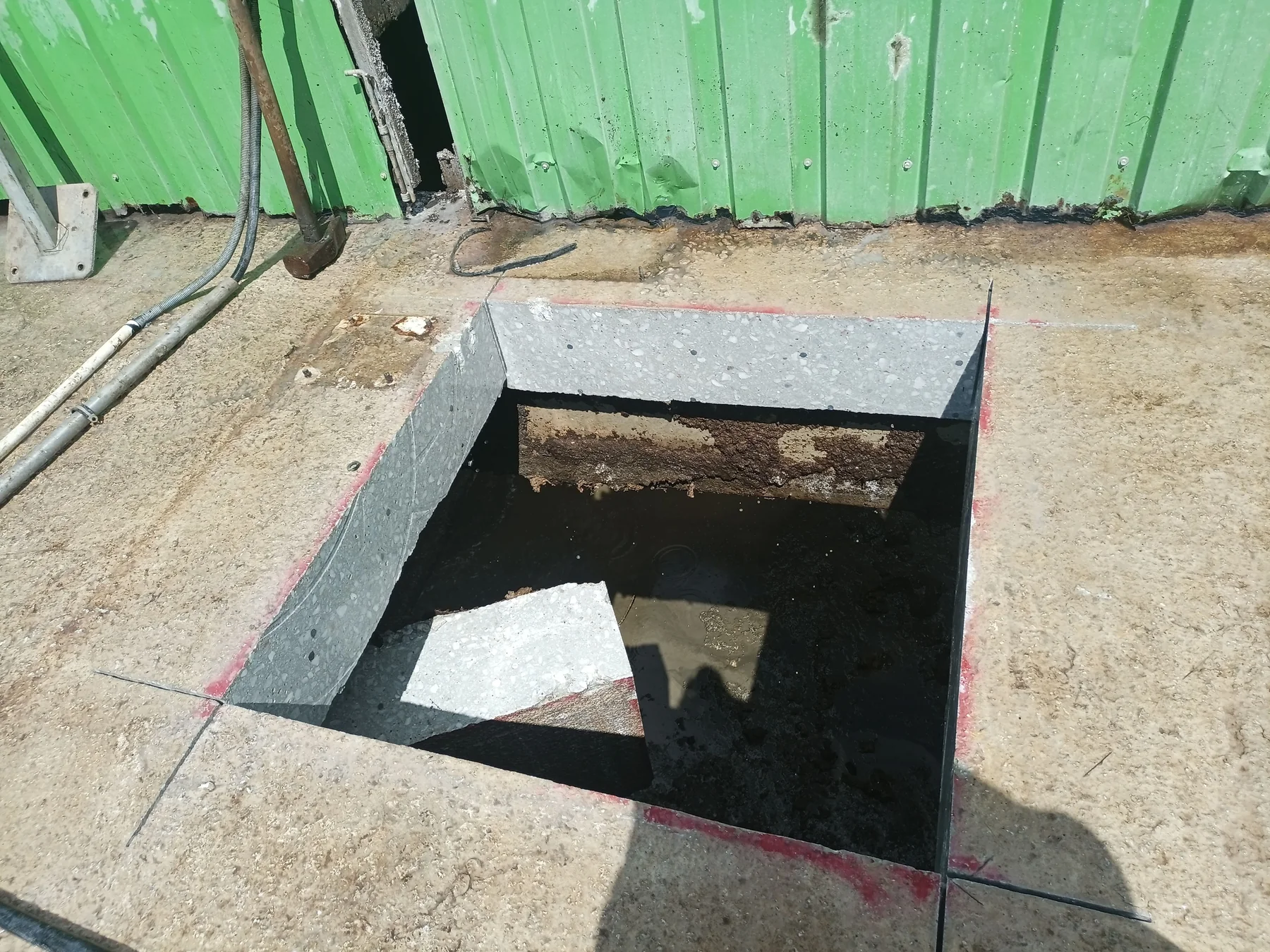 Dış sahada beton döşemede açılmış kare şaft boşluğu.