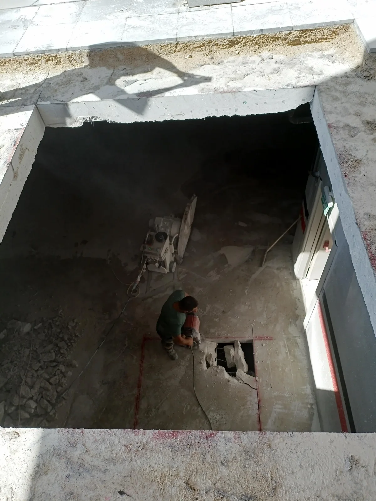 Döşemede oluşturulmuş büyük boşluğun alt kot ve beton kesit görünümü.