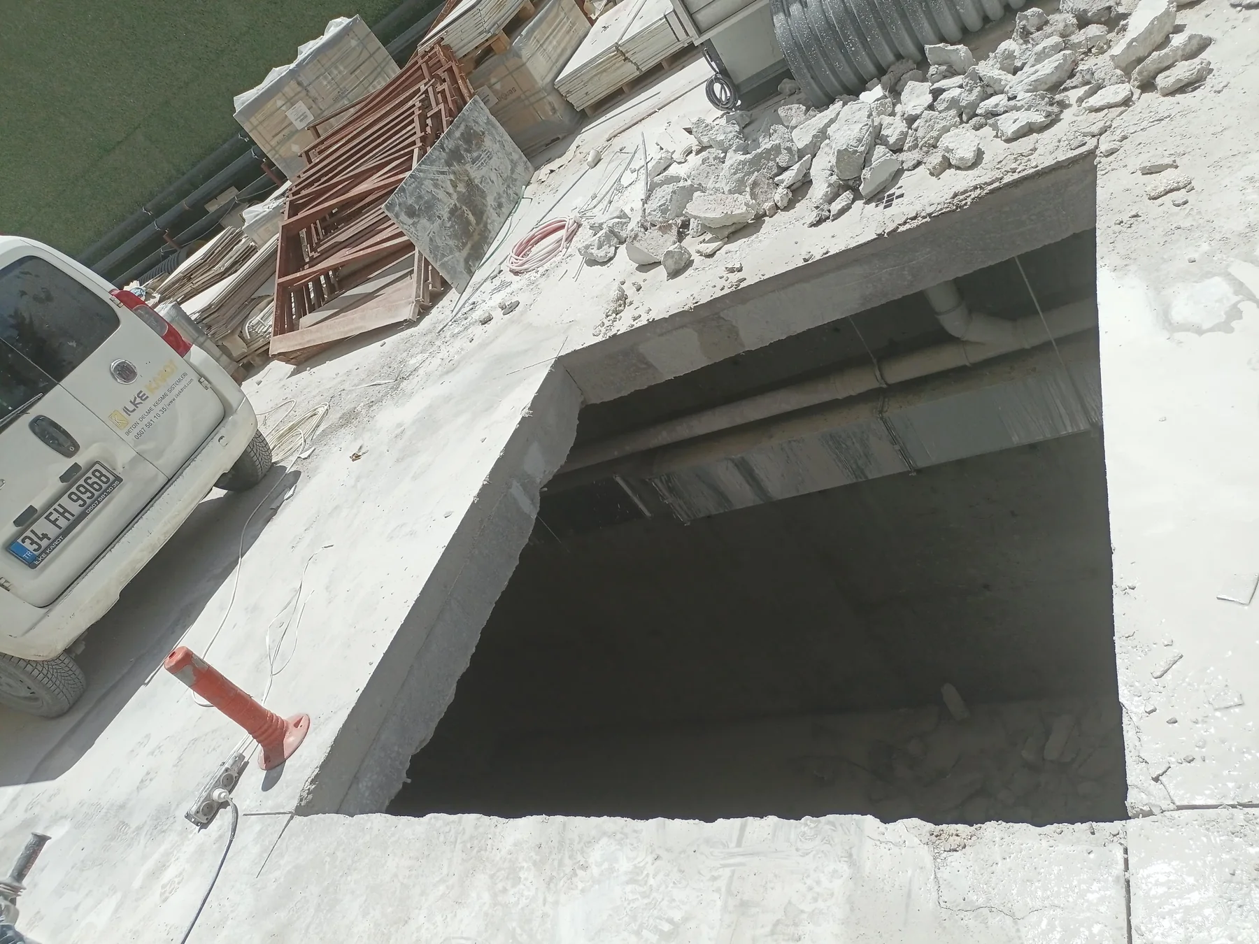 Betonarme döşemede tamamlanmış büyük boşluk ve çevresindeki kesim izi.