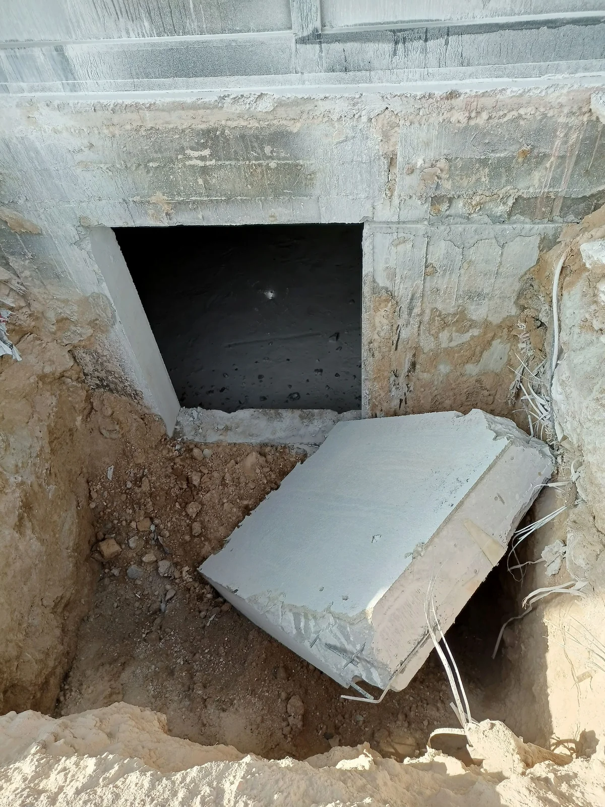 Beton zeminde açılmış geçiş/boşluk ve kırılmış döşeme kenarı.