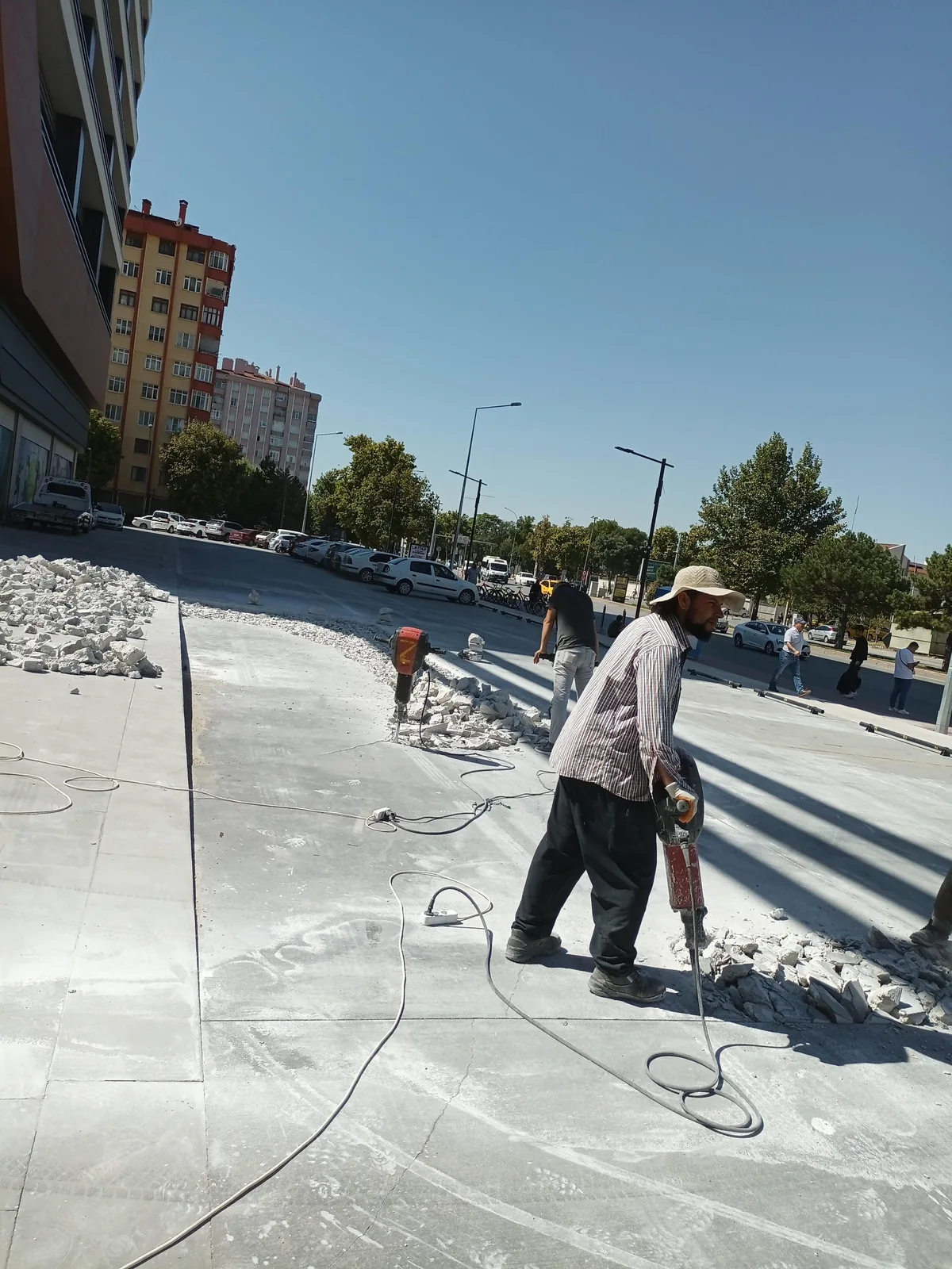 Açık alanda beton zemin kesim hattı ve operatör görünümü.