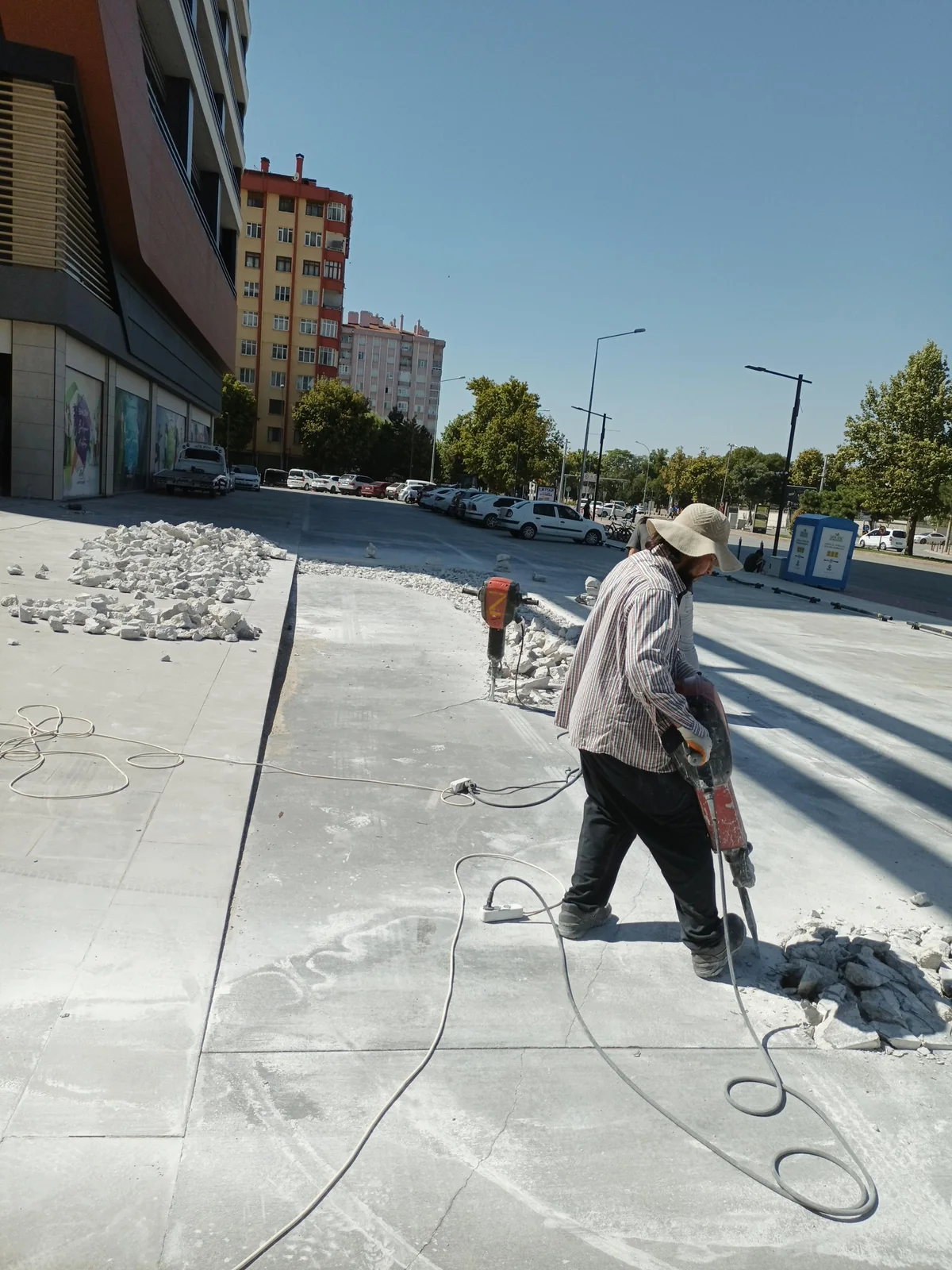 Saha yüzeyinde kesim ekipmanı ve yönlendirilmiş çalışma hattı.