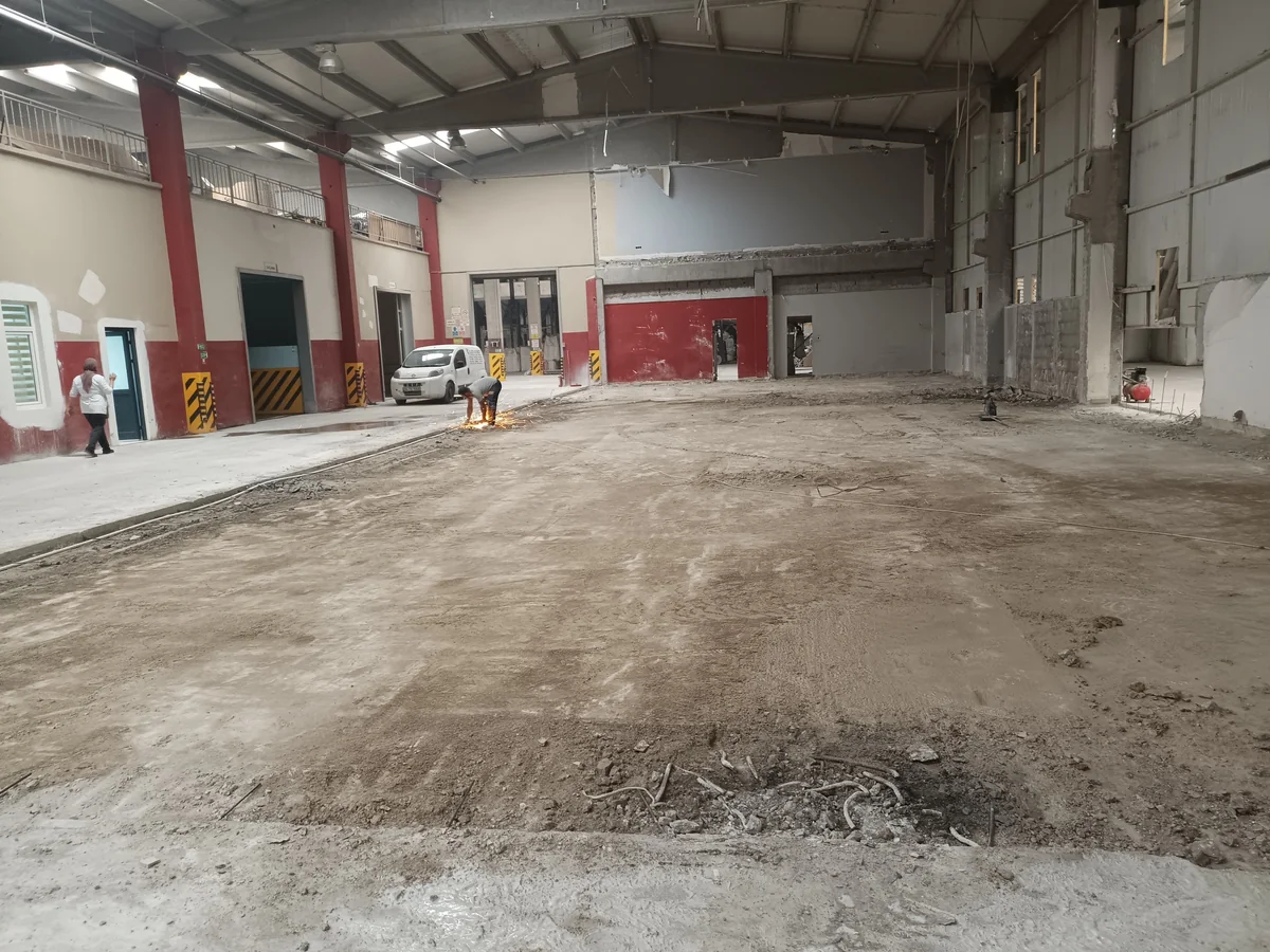 Sanayi yapısında geniş beton zeminde uzun kesim hattı.