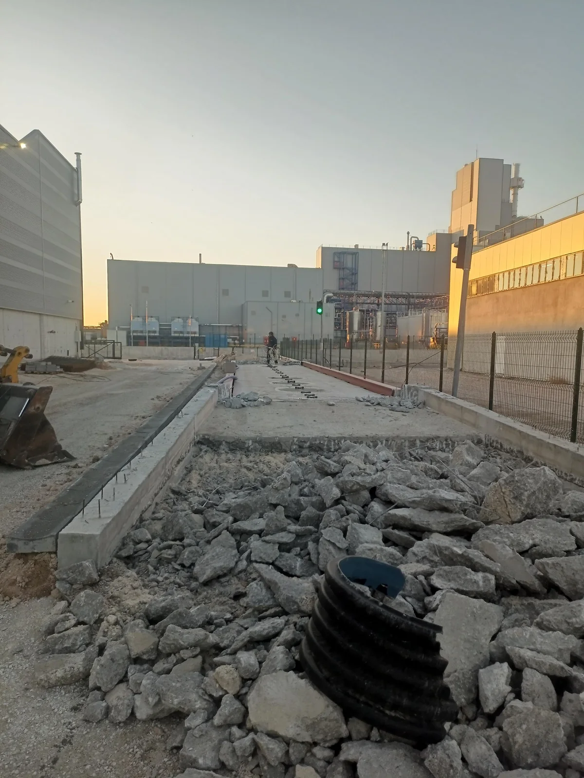 Açık sanayi sahasında beton yüzey revizyonu ve malzeme kaldırma.