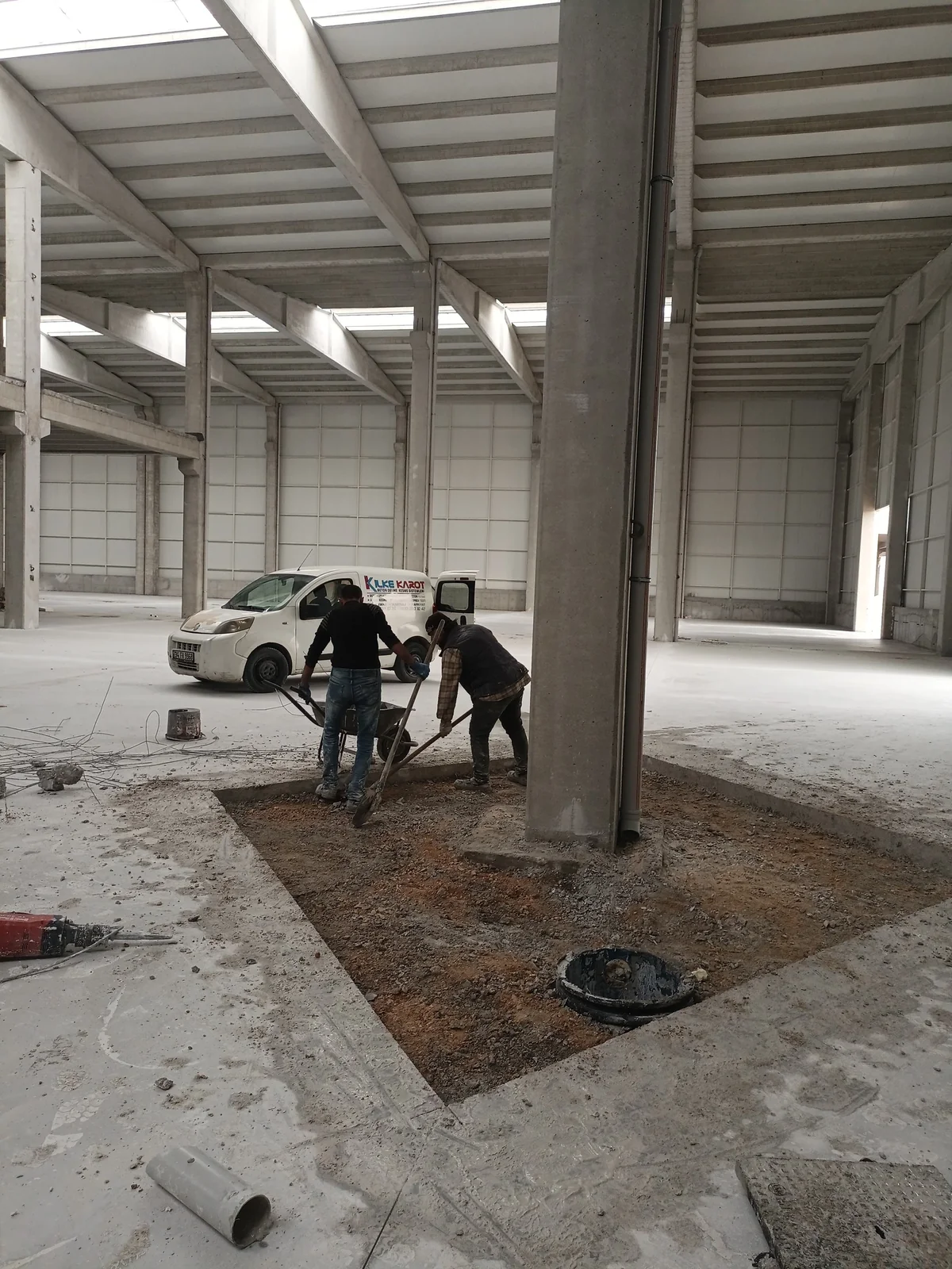 Kolonlu sanayi yapısında beton zemin revizyonu ve uygulama ekibi.