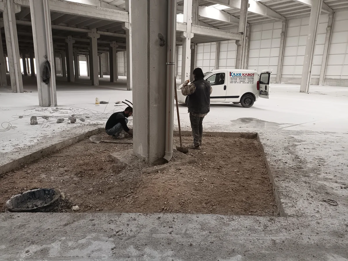 Beton döşemede tamamlanan uzun kesim hattının geniş saha görünümü.