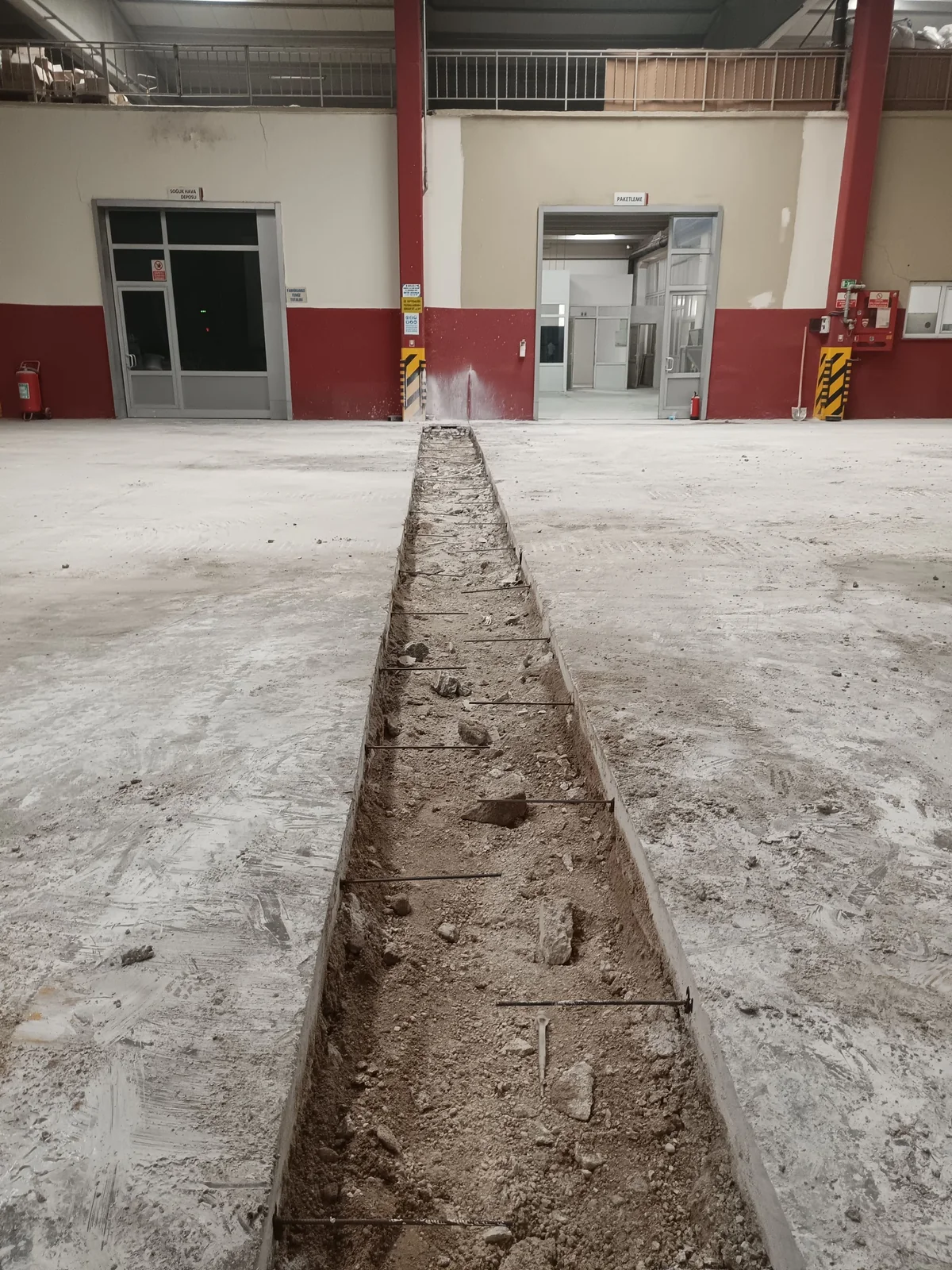 Beton döşemede açılan doğrusal kesim kanalının yakın görünümü.