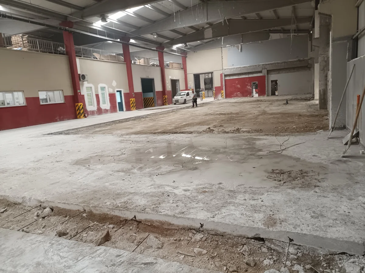 Geniş sanayi zemininde kesim hattı ve temiz çalışma yüzeyi.