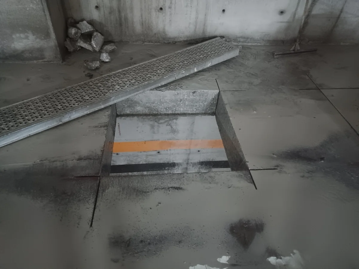 Islak beton zeminde kesim hattı ve su şerbeti görünen saha karesi.