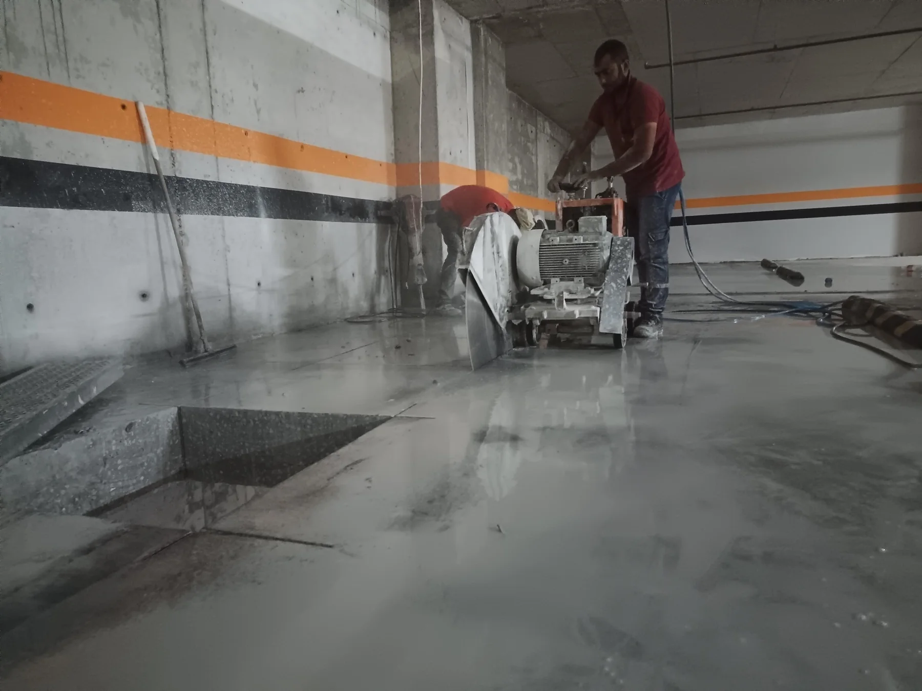 Tekerlekli zemin kesme makinesiyle beton döşemede kontrollü uygulama.
